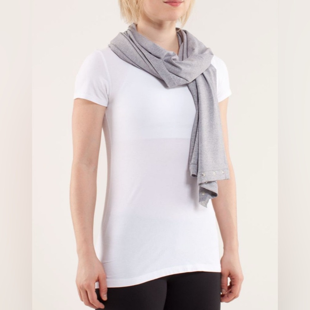 Lululemon Vinyasa Scarf
Heathered Fossil